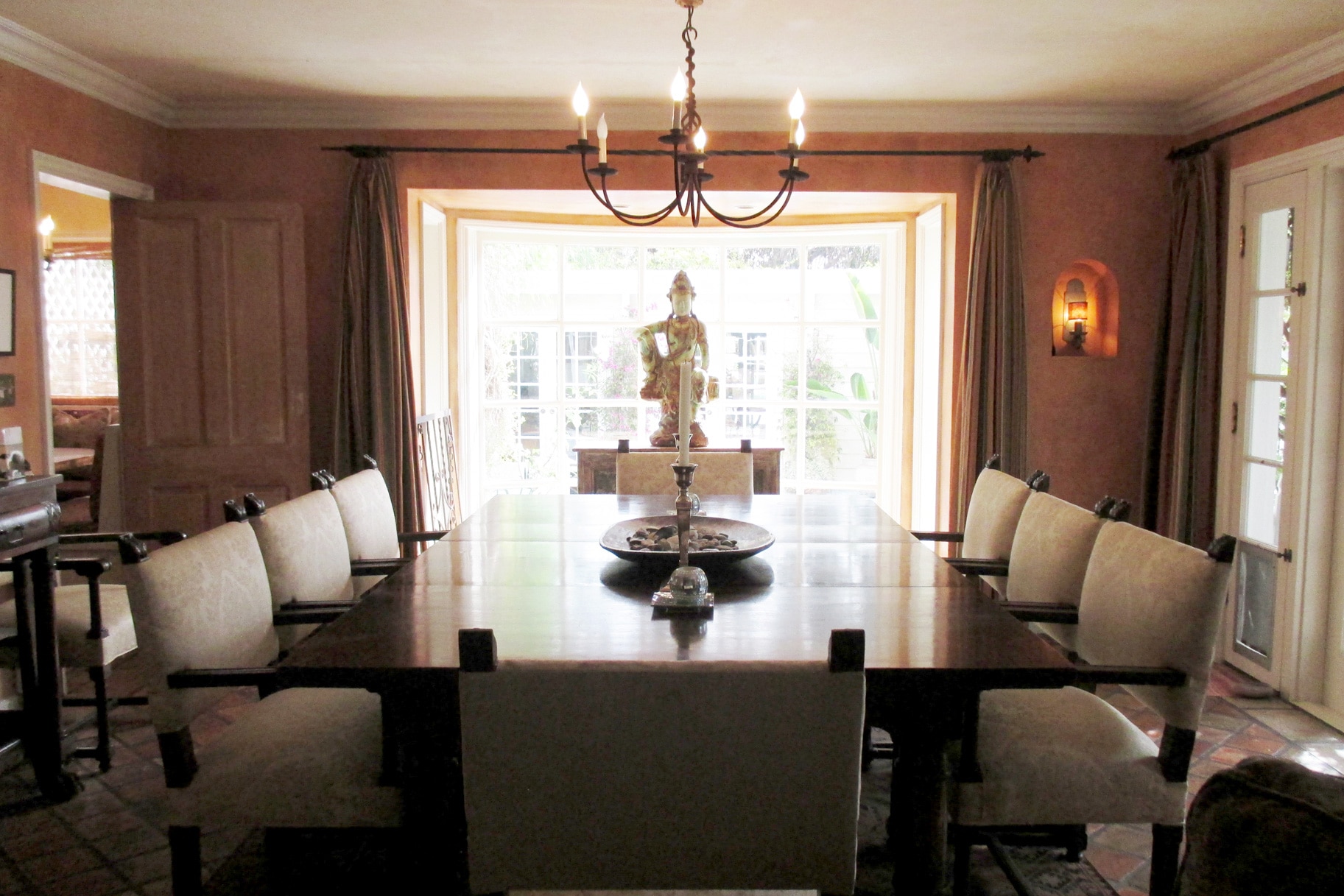 Lisa Rinna's dining room as seen on Real Housewives Of Beverly Hills Season 5