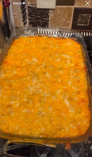 Kandi Burruss shows her macaroni and cheese in a large dish.