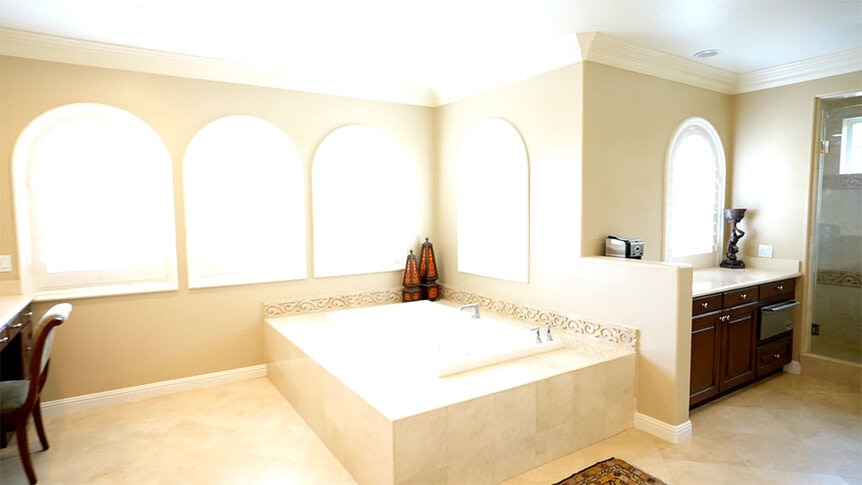 A jetted tub and windows in Taylor’s bathroom.