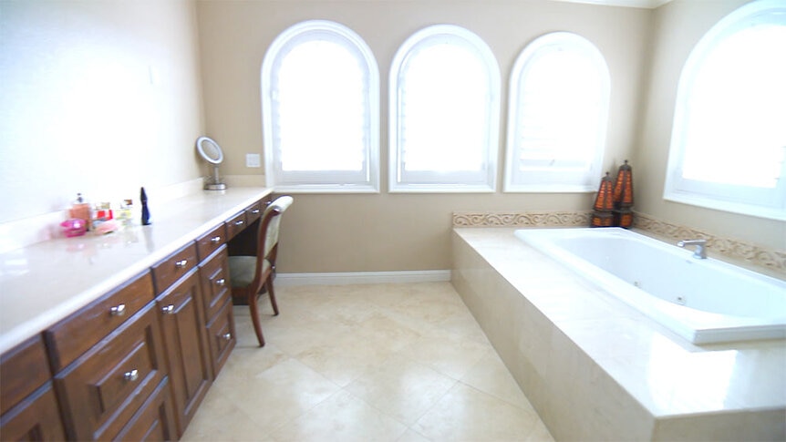 A jetted tub, makeup bar, and windows in Taylor’s bathroom.