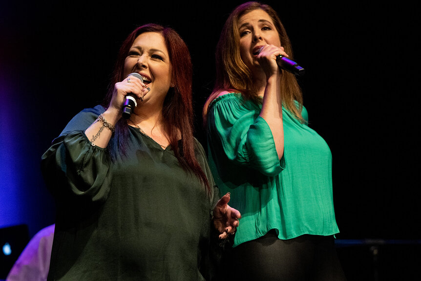 Carnie Wilson and Wendy Wilson performing together on stage.