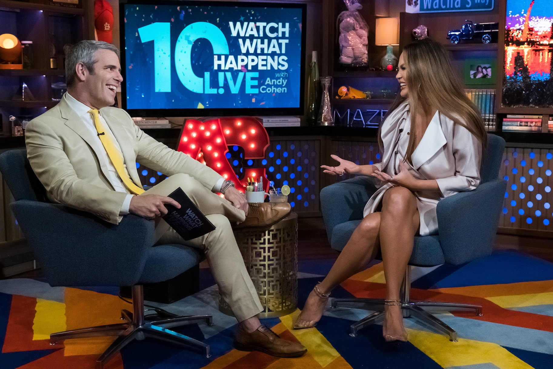 Watch what happens. Kaley Cuoco watch what happens Live with Andy Cohen. Ведущие RT Cohen.