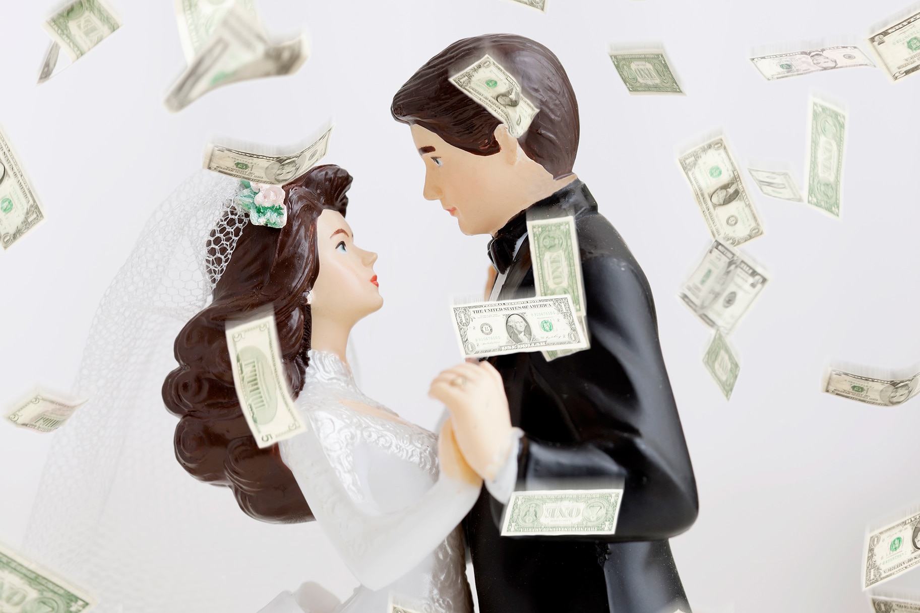 Сколько денег дарят на свадьбу. Деньги на свадьбу. Невеста с деньгами. Брак деньги. Молодожены деньги.