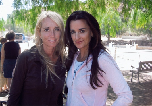 Kyle Richards and her sister, Kim Richards outdoors together.