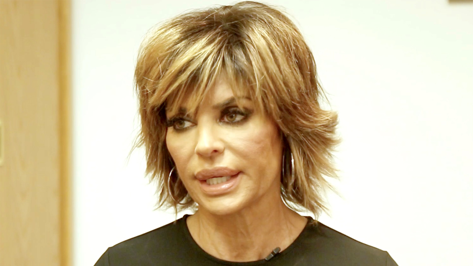 lisa rinna wears shoulder-length lob hairstyle, ditches