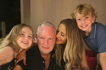 Dorit Kemsley and Paul Kemsley's family smiling together at a restaurant