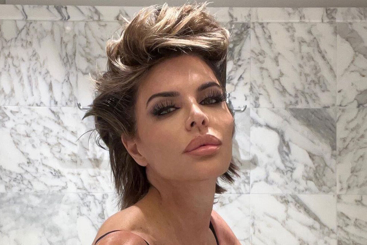 Lisa Rinna Poses Naked in a Mirror Selfie Photo Style and Living photo