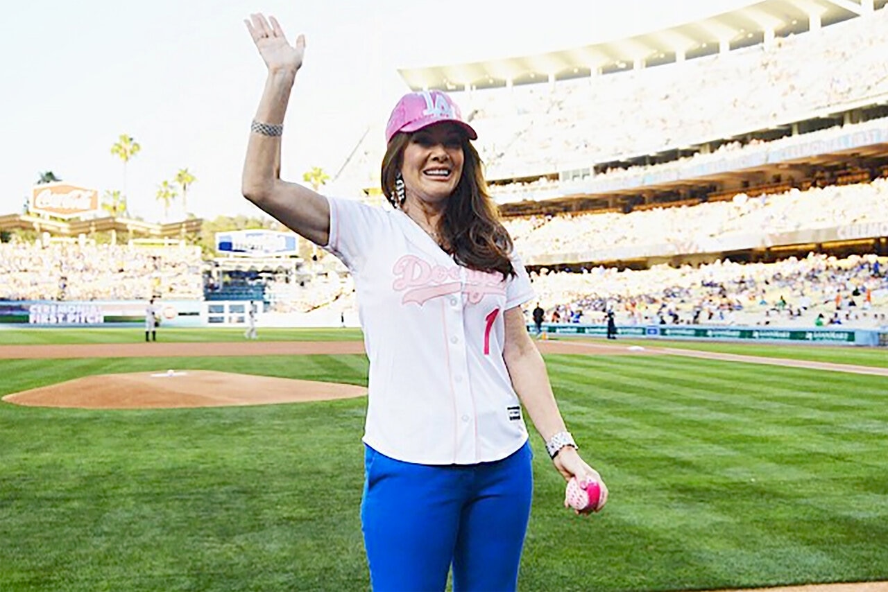 Watch Lisa Vanderpumps First Pitch at the Dodgers Game The Daily Dish