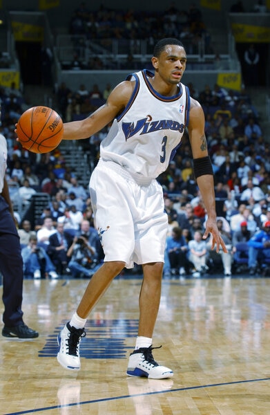 Juan Dixon playing during a Wizards basketball game