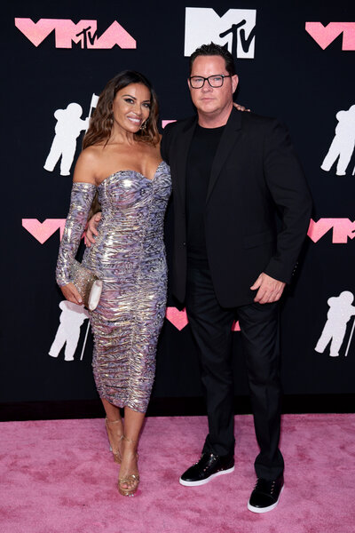 Dolores Catania and Paul Connell pose together on the 2023 MTV Video Music Awards pink carpet.
