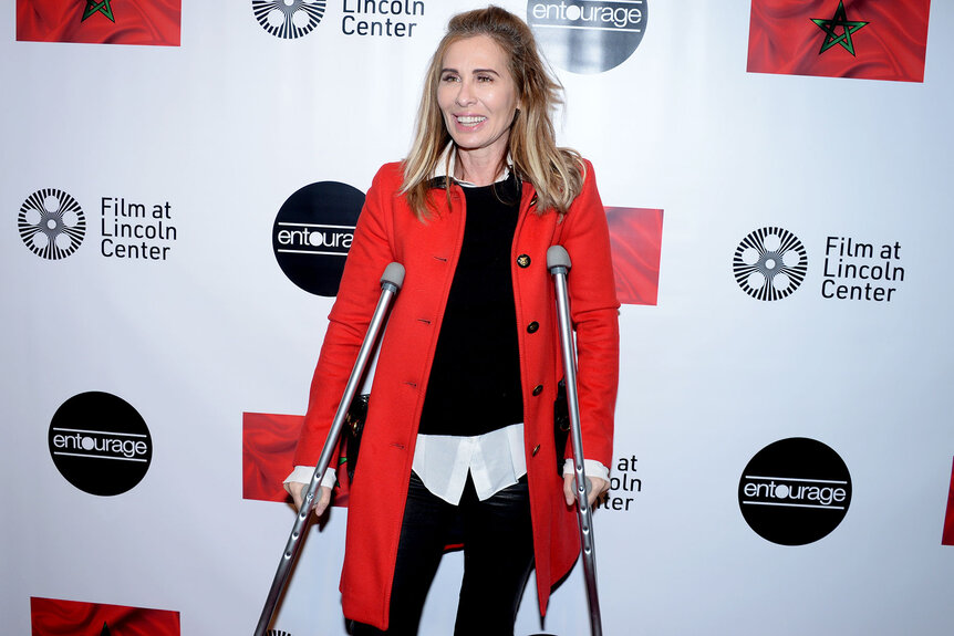Carole Radziwill Rhony Crutches Injury 01