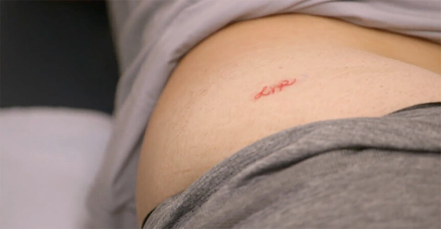 Tom’s red “LVP” tattoo.